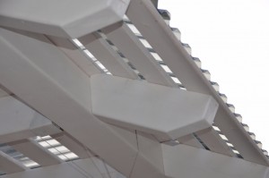 פרגולה לבנה מעץ