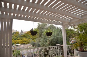 פרגולה לבנה מעץ למרפסת